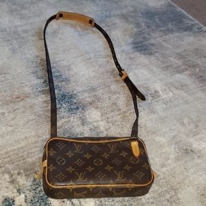 Vintage Louis Vuitton monogram pochette Marly